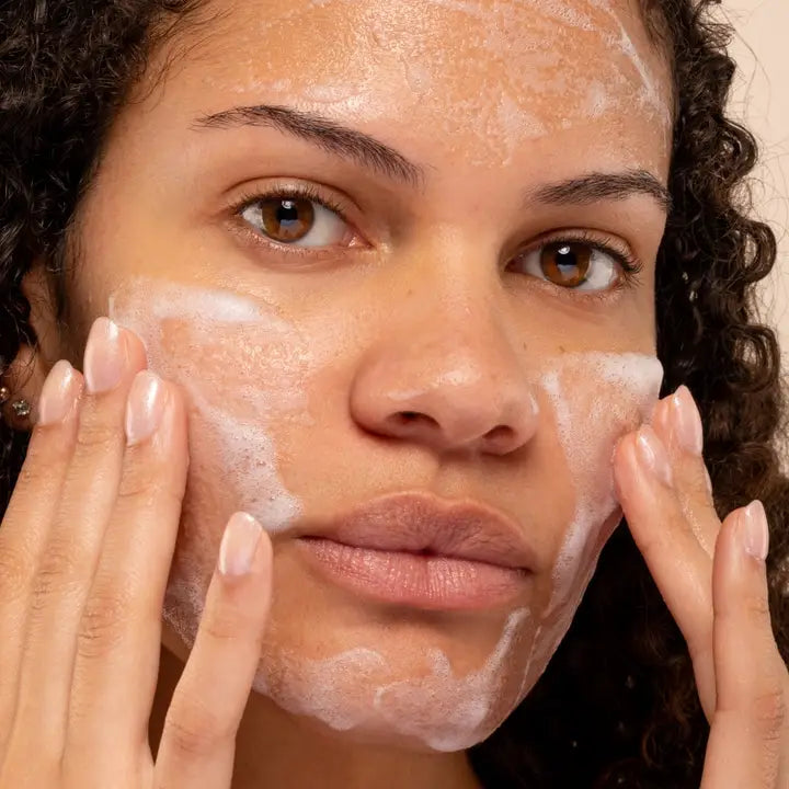 Limpiador Facial en Mousse Exfoliante e Iluminador – Ácido Salicílico, Ácido Hialurónico y Niacinamida