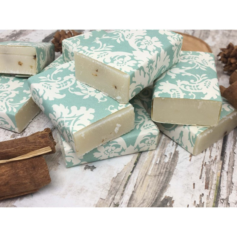 Jabón natural rosa mosqueta aceite oliva coco karité con papeles aleatorios